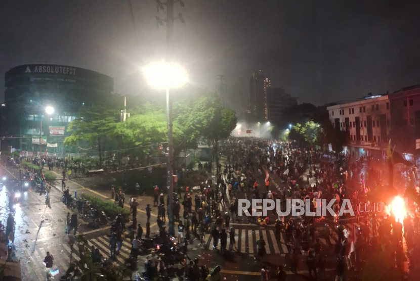 Suasana massa aksi di sekitar flyover Senen, Kwitang, Jakarta Pusat, Jumat malam (29/8/2025).