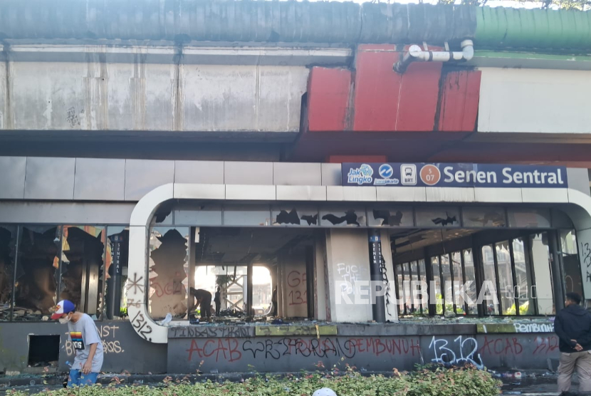 Kondisi Halte Transjakarta Senen Sentral pada Sabtu pagi (30/8/2025) yang hangus dibakar massa pada Jumat malam (29/8/2025).