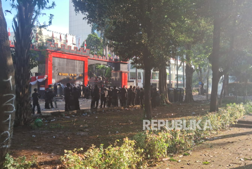 Kondisi di depan Mako Brimob Kwitang, Senen, Jakarta Pusat, Sabtu pagi (30/8/2025). Massa aksi masih bertahan di sekitar Mako.