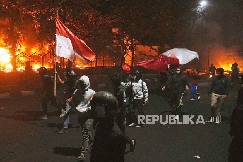 Massa dalam protes terhadap besarnya tunjangan yang diberikan kepada anggota parlemen di Makassar, Sulawesi Selatan,, Sabtu, 30 Agustus 2025. 