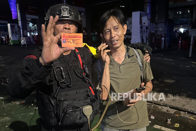 Beredar foto diranasikan Brimob Polri menangkap prajurit TNI sebagai dalang aksi demonstrasi.