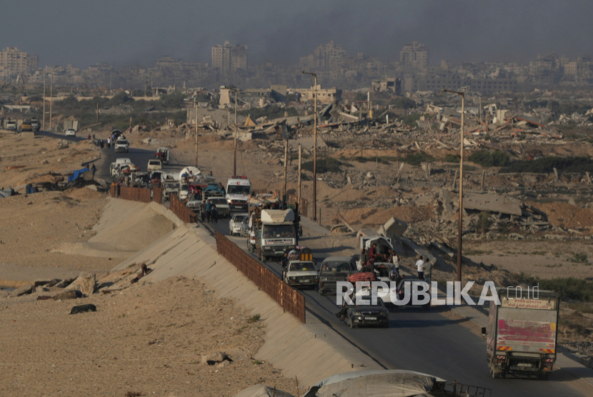 Pengungsi Palestina yang melarikan diri dari Jalur Gaza utara membawa barang-barang mereka di sepanjang Jalan Laut, dekat Wadi Gaza, Sabtu, 30 Agustus 2025.