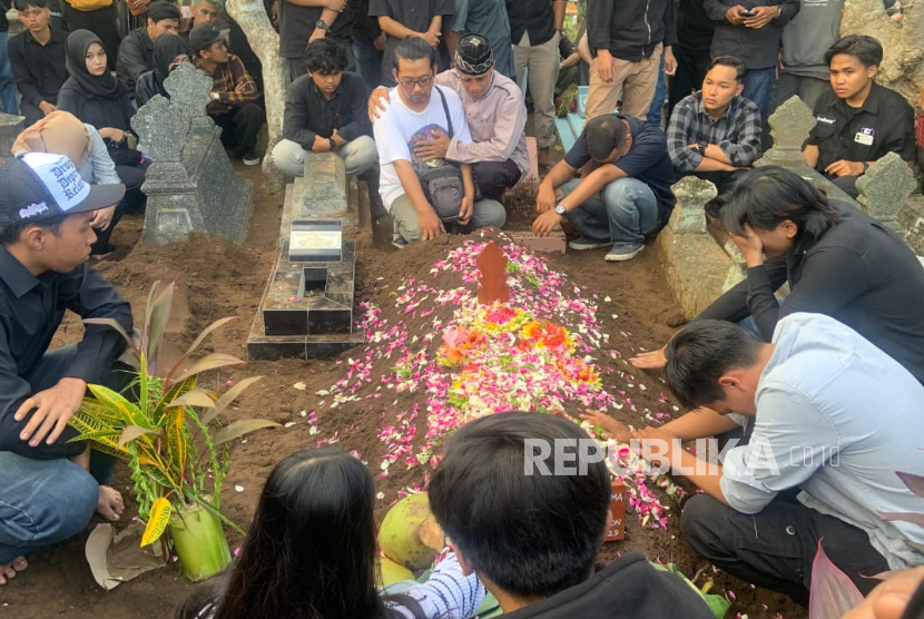 Suasana pemakaman mahasiswa Universitas Amikom Yogyakarta, Rheza Sendy Pratama, Ahad (31/8/2025).