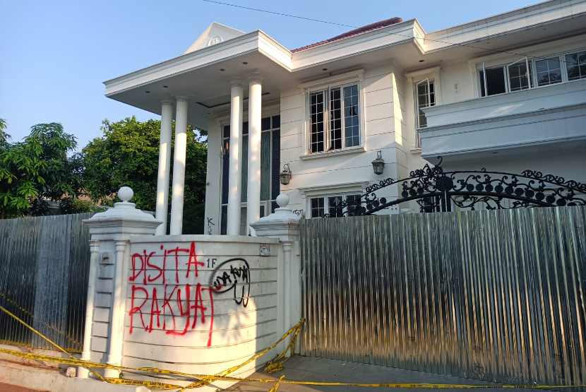  Situasi terkini di rumah Uya Kuya setelah dijarah massa di daerah Duren Sawit,  Duren Sawit Jakarta Timur, Senin (1/9/2025). 