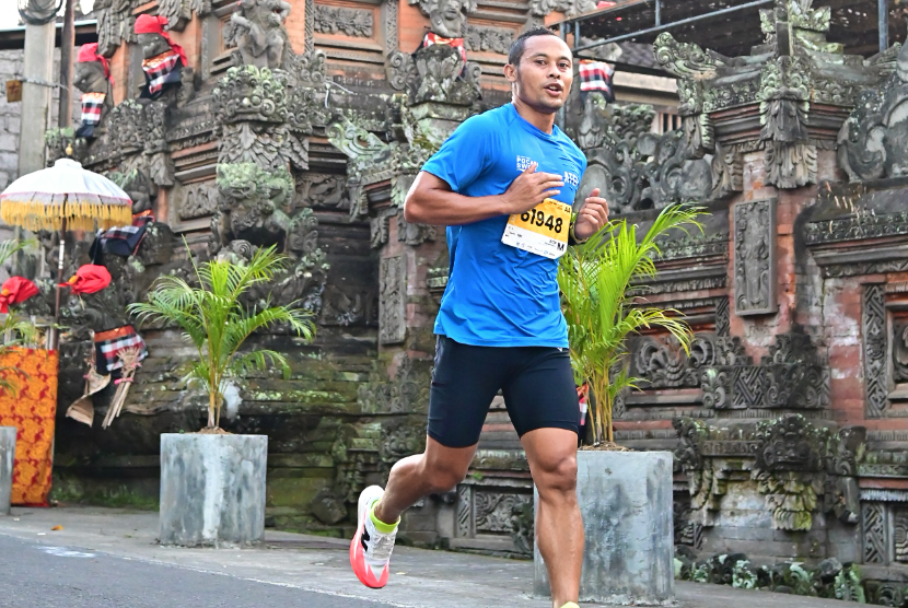 Mantan pesepak bola Atep mengikuti ajang Maybank Marathon 2025 di Bali.