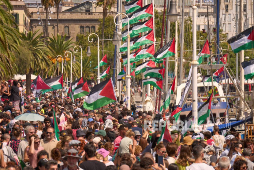 Orang-orang berkerumun di dermaga menjelang peluncuran armada sipil menuju Gaza di Barcelona, Spanyol, Ahad, 31 Agustus 2025.