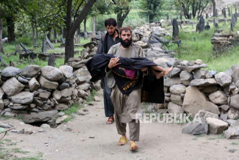 Seorang dibawa ke helikopter militer yang mendarat untuk mengevakuasi korban luka gempa yang menghancurkan desa-desa di Afghanistan timur, di Mazar Dara, provinsi Kunar, Senin, 1 September 2025.