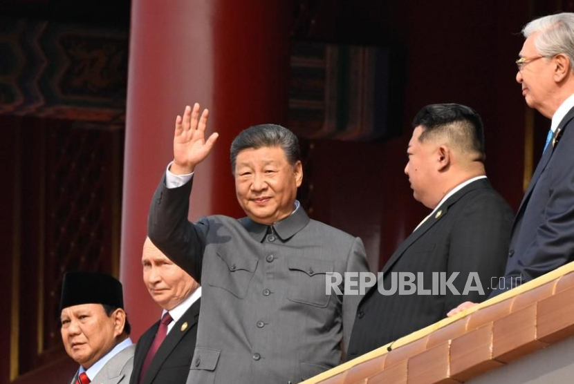 Presiden China Xi Jinping didampingi Presiden Rusia Vladimir Putin (kiri) dan Presiden RI Prabowo Subianto, serta Pemimpin Tertinggi Korea Utara Kim Jong-un (kanan) di Tiananmen Square, Beijing, China, Rabu (3/9/2025).