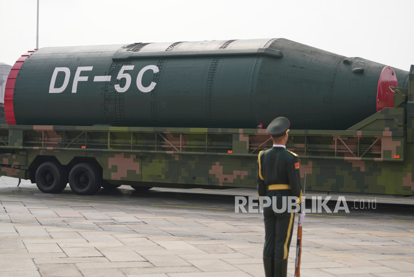 Rudal nuklir strategis antarbenua berbahan bakar cair DF-5C ikut serta dalam parade militer untuk memperingati 80 tahun penyerahan Jepang pada Perang Dunia II yang diadakan di depan Gerbang Tiananmen di Beijing, China, Rabu, 3 September 2025. 