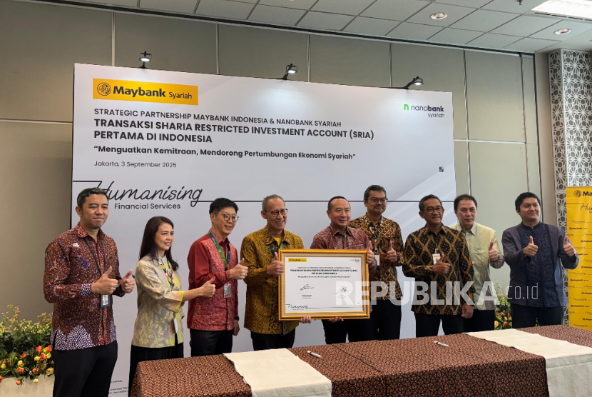 PT Bank Maybank Indonesia Tbk (Maybank Indonesia) dan PT Bank Nano Syariah (Nanobank Syariah) merealisasikan transaksi Sharia Restricted Investment Account (SRIA) pertama di Indonesia. Kesepakatan ini ditandai dengan penandatanganan fasilitas akad Mudharabah Muqayyadah di kantor pusat Maybank Indonesia, Rabu (3/9/2025).