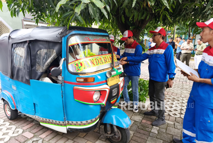 PT Perusahaan Gas Negara Tbk (PGN) melalui program Corporate Social Responsibility (CSR) membagikan 600 paket sembako gratis kepada pengemudi bajaj gas (Kobagas) di Jakarta.