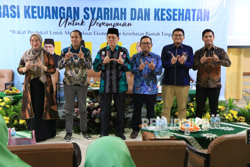 (Kedua dari Kiri) Nurofiq, Islamic Organization Partnership Prudential Syariah; (Ketiga dari Kiri) Dr. Amirsyah Tambunan, M.ag, Ketua MPW Pimpinan Pusat (PP) Muhammadiyah