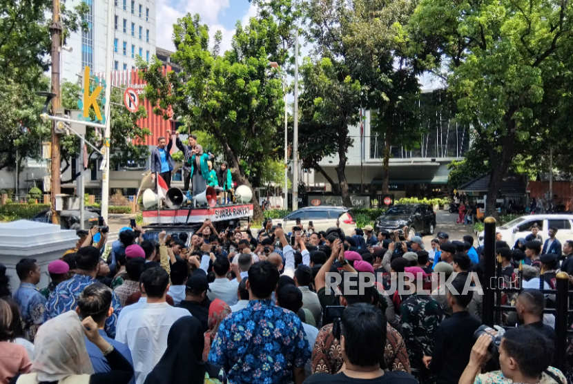 Mahasiswa menggelar aksi di depan Gedung DPRD Provinsi Jakarta, Kamis (4/9/2025).