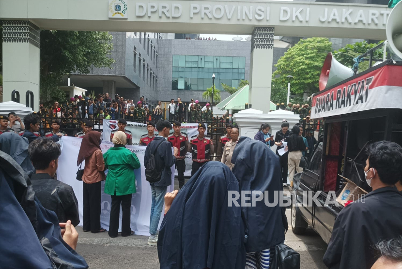 Massa menggelar aksi di depan Gedung DPRD DKI, Jalan Kebon Sirih, Jakarta Pusat, Kamis (4/9/2025).