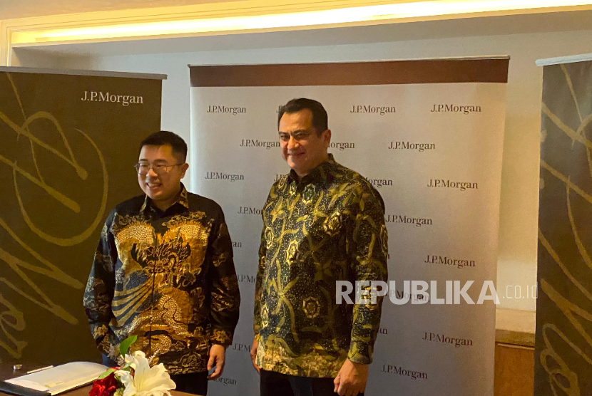 CEO & Senior Country Officer JP Morgan Indonesia Gioshia Ralie (kanan) dan Head of Indonesia Research & Strategy JP Morgan Indonesia Henry Wibowo (kiri) dalam konferensi pers Proyeksi Pertumbuhan Ekonomi & Pasar Saham Indonesia pada 2025 di Hotel St. Regis, Jakarta, Kamis (4/9/2025).