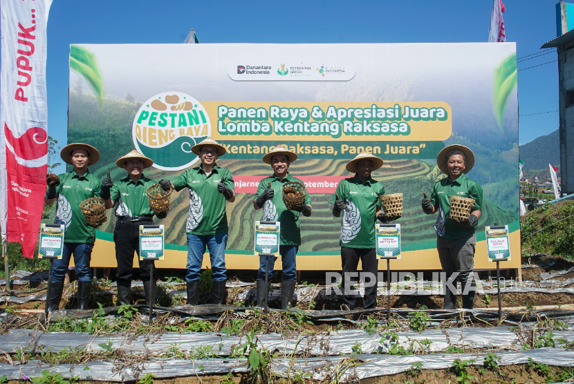 Petrokimia Gresik melalui program Pestani Dieng Raya di Desa Kasimpar, Kecamatan Wanayasa, Kabupaten Banjarnegara, Jawa Tengah, Rabu (3/9/2025), menggelar lomba kentang raksasa sebagai upaya mendukung budidaya kentang produktif dan berkualitas. 