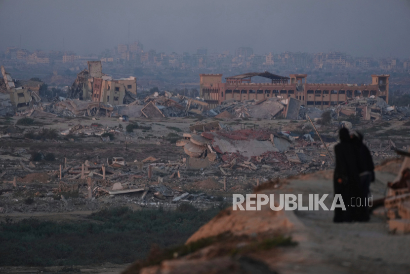 Warga Palestina melihat kehancuran akibat serangan udara dan darat Israel, di Jalur Gaza tengah, Kamis, 4 September 2025.