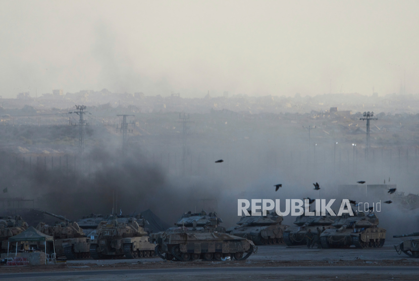 Tank-tank Israel beroperasi di area berkumpul di perbatasan dengan Jalur Gaza di Israel selatan, Rabu, 3 September 2025. 