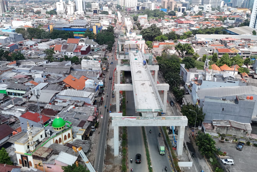 PT Waskita Karya (Persero) Tbk menyatakan pengerjaan Light Rail Transit (LRT) Jakarta Fase 1B rute Velodrome-Manggarai terus berjalan.