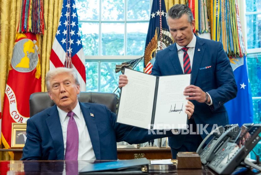 Presiden AS Donald Trump didampingi Menteri Pertahanan Pete Hegseth menunjukkan perintah eksekutif penaman Deprtemen Perang di Ruang Oval Gedung Putih, Jumat, 5 September 2025, di Washington.