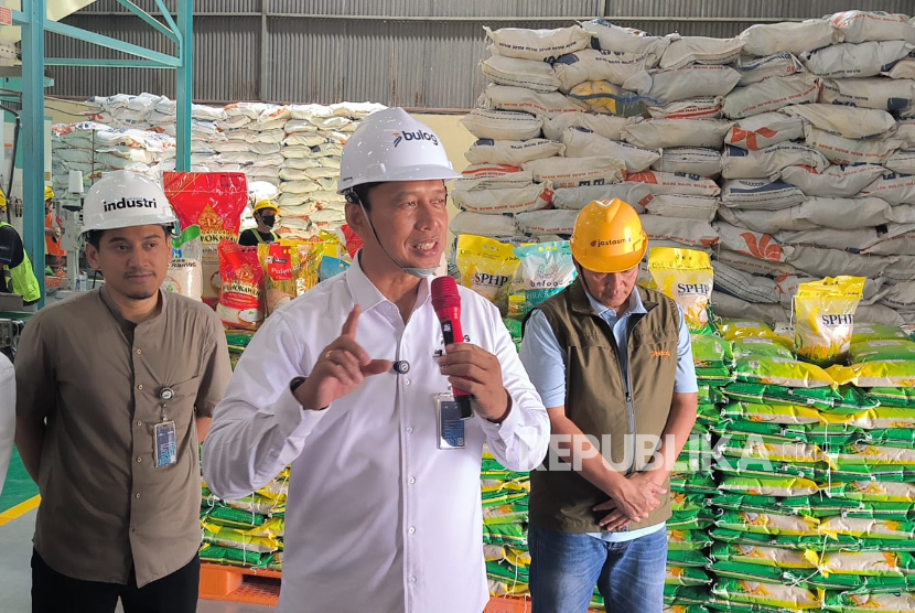 Direktur Utama Perum Bulog, Ahmad Rizal Ramdhani menjelaskan proses pemeliharaan beras di gudang penyimpanan, di Kanwil Bulog DKI Jakarta dan Banten, Kelapa Gading, Jakarta Utara, Sabtu (6/9/2025).  