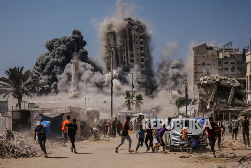 Warga Palestina mencari perlindungan Israel menghancurkan gedung bertingkat tinggi di Kota Gaza, Jumat, 5 September 2025. 