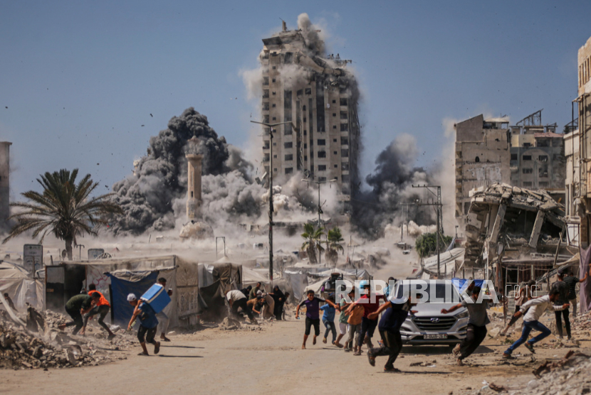 Warga Palestina mencari perlindungan Israel menghancurkan gedung bertingkat tinggi di Kota Gaza, Jumat, 5 September 2025. 