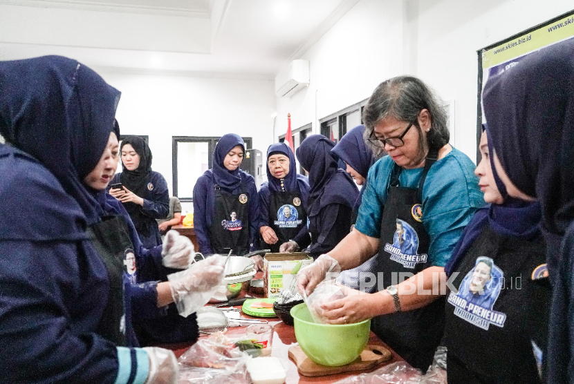 ayasan Indonesia Setara (YIS) bekerja sama dengan SKIES Indonesia menggelar pelatihan hard skill Baking Produk Viral.
