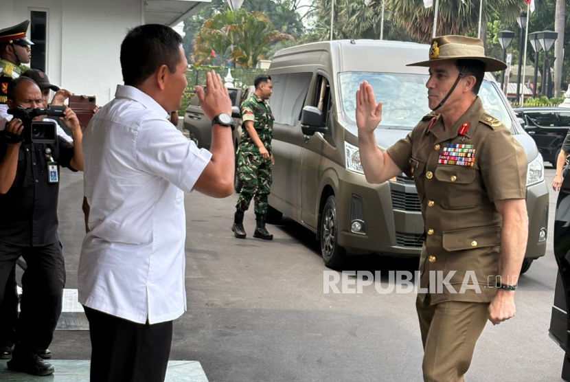 Wakil Menteri Pertahanan (Wamenhan) RI Donny Ermawan Taufanto menerima kunjungan kehormatan KSAD Australia Letjen Simon Stuart di kantor Kementerian Pertahanan (Kemenhan) RI, Jalan Medan Merdeka Barat, Jakarta Barat, Senin (8/9/2025). 