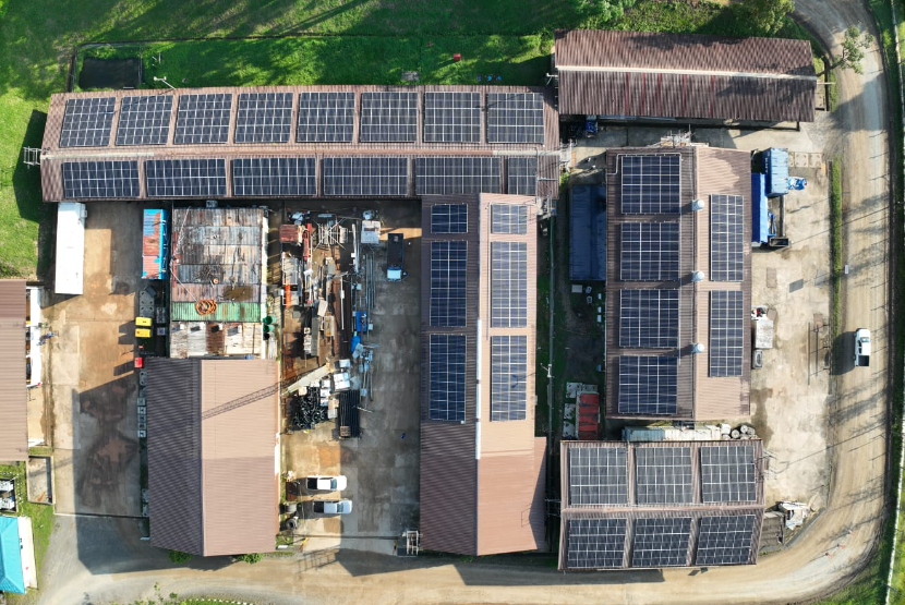 Anak usaha MedcoEnergi, Medco E&P Grissik Ltd, memasang 1.500 panel surya yang diperkirakan mampu menurunkan emisi karbon hingga 934 ton CO2e per tahun.