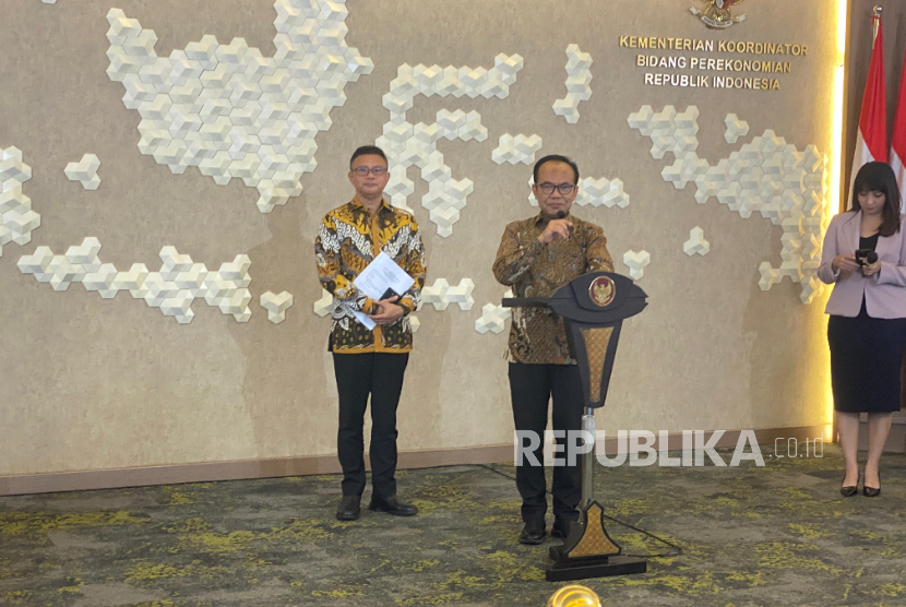 Sekretaris Kementerian Koordinator Bidang Perekonomian Susiwijono Moegiarso (kanan) dan Plt Sekretaris Jenderal Dewan Nasional KEK Rizal Edwin (kiri) dalam konferensi pers Kinerja Kawasan Ekonomi Khusus (KEK) Kuartal II 2025 di Kantor Kementerian Koordinator Bidang Perekonomian RI, Selasa (9/9/2025). 