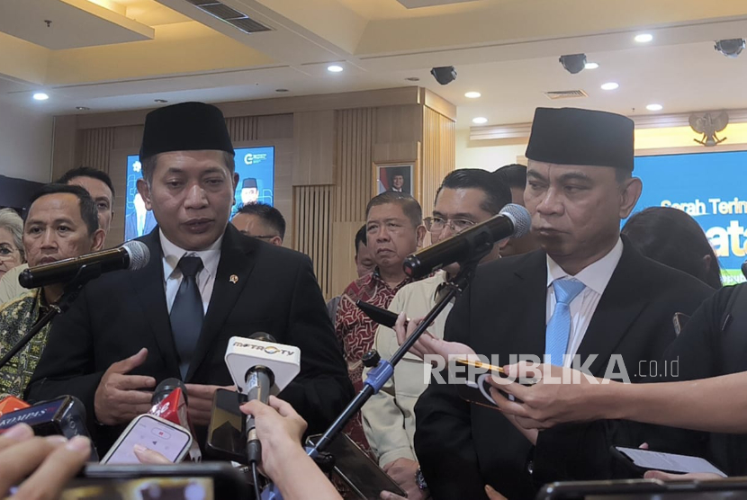 Menteri Koperasi (Menkop) yang baru, Ferry Juliantono (kiri), berbicara kepada awak media setelah serah terima jabatan di Kantor Kementerian Koperasi (Kemenkop), Jakarta, Selasa (9/9/2025). Ferry menggantikan Budi Arie Setiadi (kanan).
