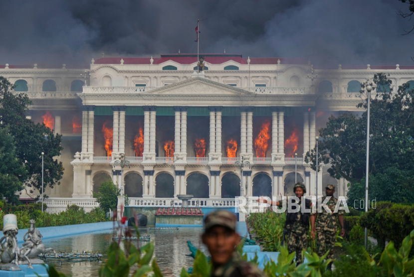 Tentara Nepal membubarkan pengunjuk rasa dari Singha Durbar, pusat berbagai kementerian dan kantor pemerintah Nepal, setelah tempat itu dibakar di Kathmandu, Nepal, Selasa, 9 September 2025.
