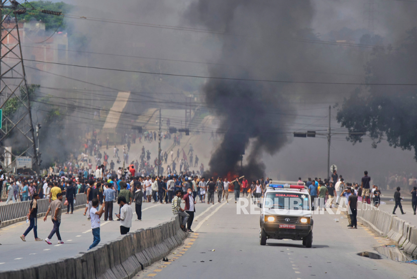 Pengunjuk rasa memblokir jalan dalam aksi unjuk rasa di Kathmandu, Nepal, Selasa, 9 September 2025.