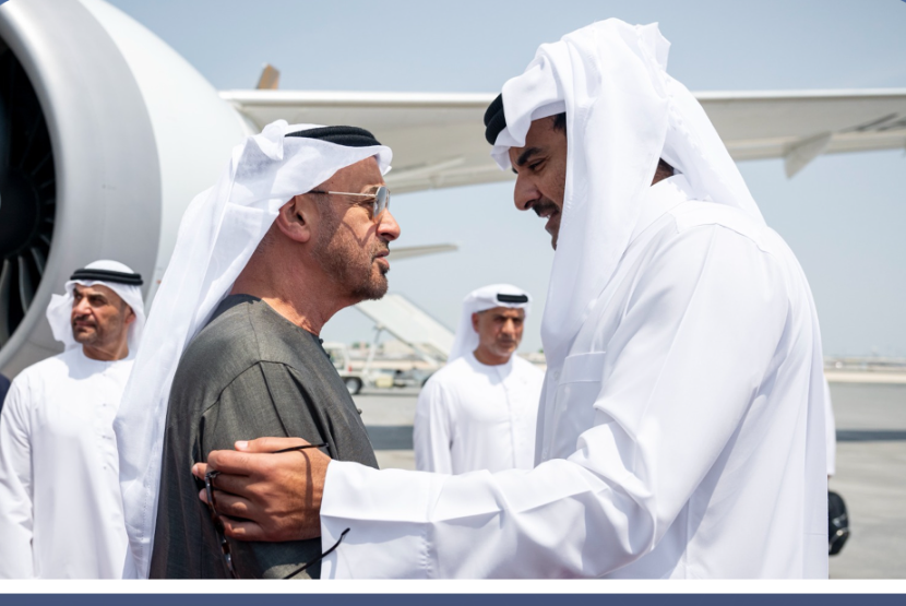 Presiden UEA Sheikh Mohamed bin Zayed Al Nahyan diterima Emir Qatar Sheikh Tamim bin Hamad Al Thani saat tiba di Doha, Rabu (10/9/2025).