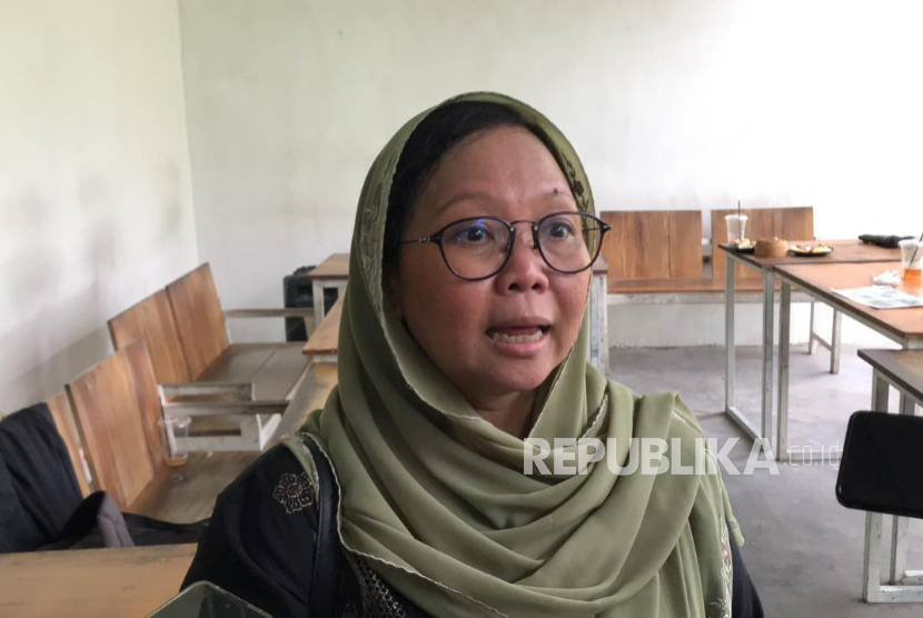 Direktur Jaringan Gusdurian, Alissa Qothrunnada Wahid, memberikan keterangan kepada media seusai mengunjungi kediaman almarhum Iko Juliant Junior pada Rabu (10/9/2025). Iko merupakan mahasiswa Fakultas Hukum (FH) Universitas Negeri Semarang (Unnes) Angkatan 2024 yang penyebab kematiannya masih dipertanyakan sejumlah pihak, meski polisi telah menyatakan bahwa ia meninggal akibat kecelakaan. 