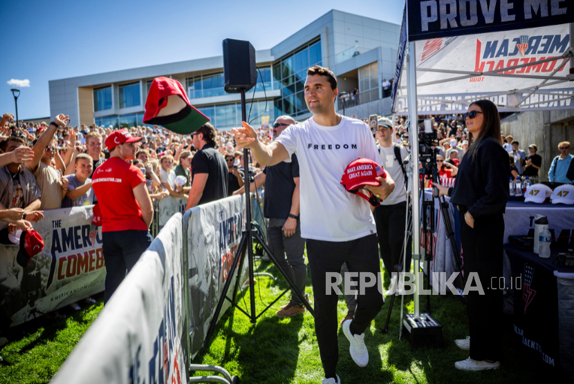 Charlie Kirk membagikan topi sebelum berbicara di Utah Valley University di Orem, Utah, Rabu, 10 September 2025. 