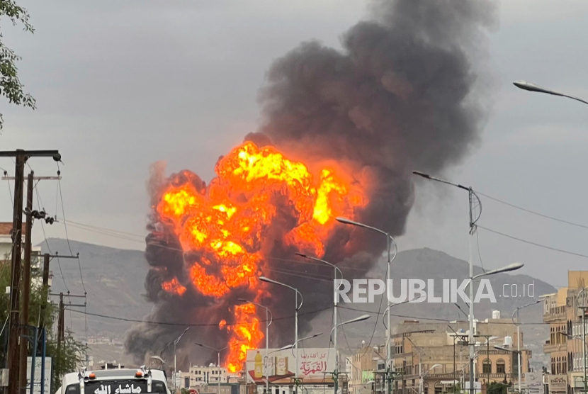Api dan asap membubung setelah serangan udara Israel di Sanaa, Yaman, Rabu, 10 September 2025.