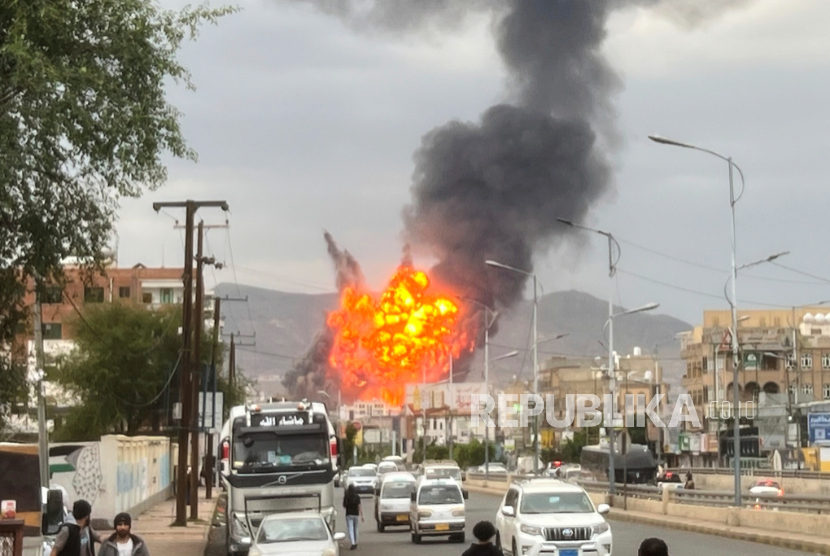 Api dan asap membubung setelah serangan udara Israel di Sanaa, Yaman, Rabu, 10 September 2025.