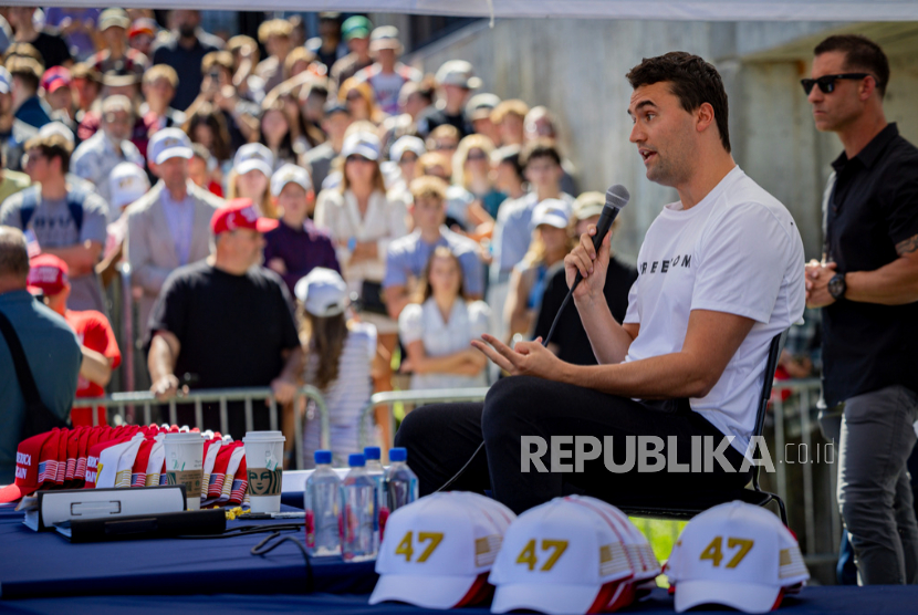 Charlie Kirk membagikan topi sebelum berbicara di Utah Valley University di Orem, Utah, Rabu, 10 September 2025. 