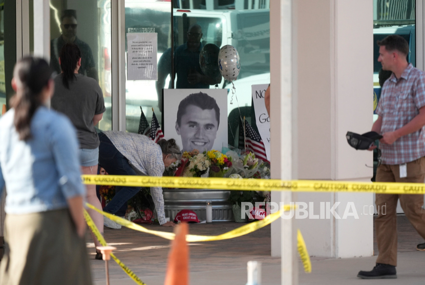 Para simpatisan menyampaikan duka di kantor pusat nasional Turning Point USA yang ditunjukkan setelah kematian penembakan Charlie Kirk, dalam acara kampus di Utah Rabu, 10 September 2025, di Phoenix.