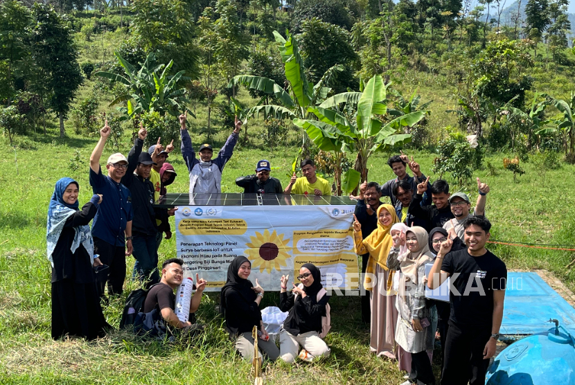 kepada Kelompok Tani Sukasari di Desa Pinggirsari, Kecamatan Arjasari, Kabupaten Bandung, Jawa Barat.