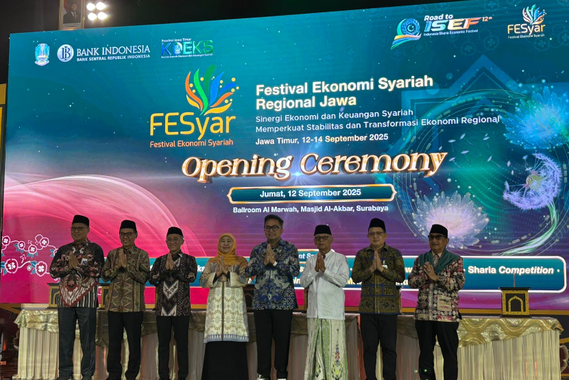 Pembukaan Festival Ekonomi Syariah (Fesyar) Regional Jawa 2025  di Ballroom Al Marwah, Masjid Al Akbar Surabaya, Jumat (12/9/2025).