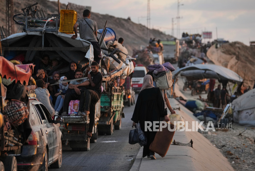 Pengungsi Palestina yang melarikan diri dari Gaza utara membawa barang-barang mereka di sepanjang jalan pantai menuju Gaza selatan, Kamis, 11 September 2025, setelah tentara Israel mengeluarkan perintah evakuasi dari Kota Gaza.