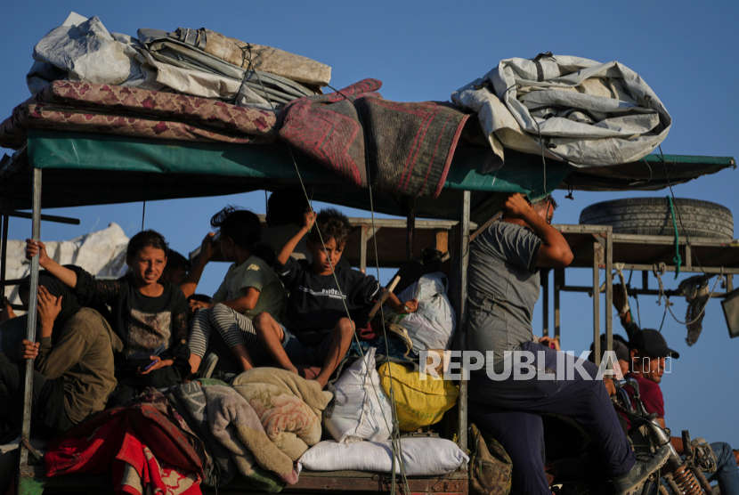 Pengungsi Palestina yang melarikan diri dari Gaza utara membawa barang-barang mereka di sepanjang jalan pantai menuju Gaza selatan, Kamis, 11 September 2025, setelah tentara Israel mengeluarkan perintah evakuasi dari Kota Gaza.