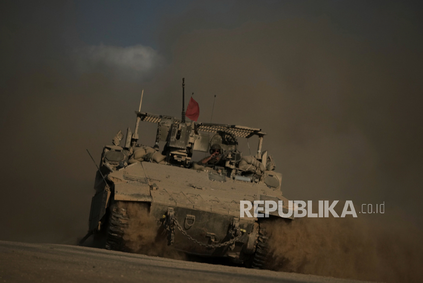 Sebuah kendaraan lapis baja Israel bergerak di sepanjang perbatasan Israel-Gaza terlihat dari Israel selatan, Selasa, 16 September 2025.
