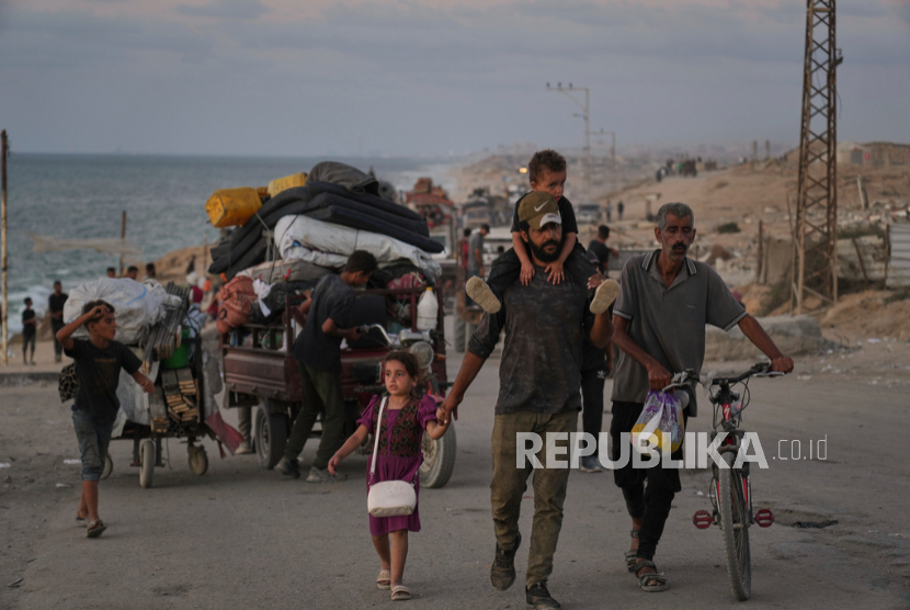 Warga Palestina yang diusir paksa pasukan Israel dari Gaza utara di sepanjang jalan pantai menuju selatan, Selasa, 16 September 2025.