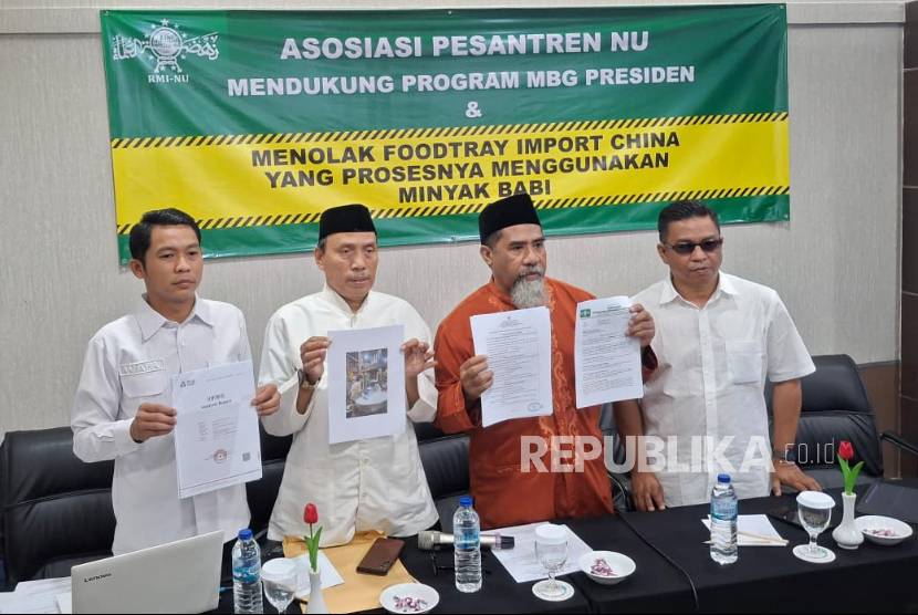 Ketua Rabithah Maahid Islamiyah (RMI) NU Jakarta KH Rakhmad Zailani Kiki, Wakil Sekretaris RMI NU Jakarta Wafa Riansyah, Wakil Ketua RMI NU Jakarta KH Al Barkah, dan perwakilan dari Asosiasi Produsen Wadah Makan Indonesia (Apmaki) dalam konferensi pers nampan MBG mengandung babi di Hotel Sofyan Menteng, Rabu (17/9/2025). 