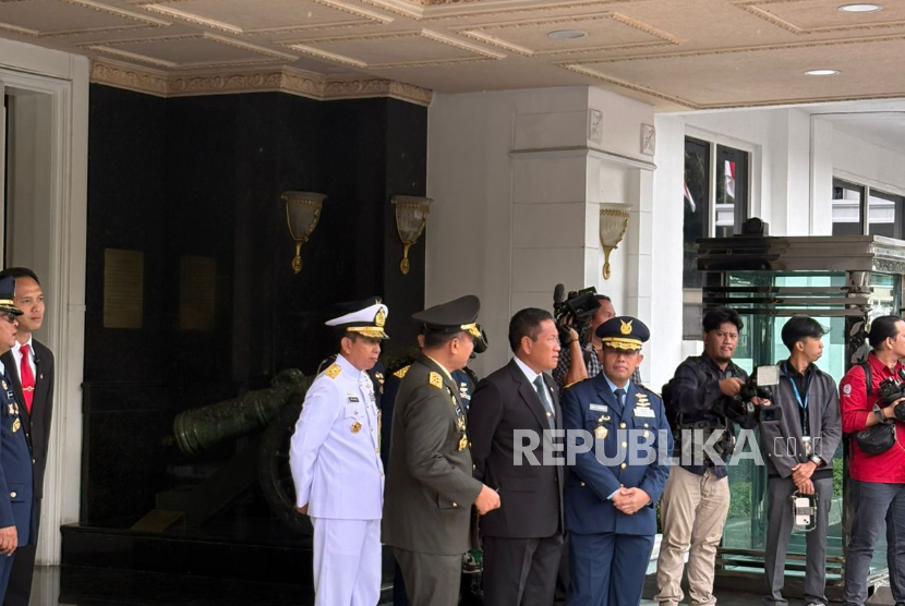 Wamenhan RI Marsdya (Purn) Donny Ermawan Taufanto di kantor Kemenhan, Jakarta Pusat, Kamis (18/9/2025).