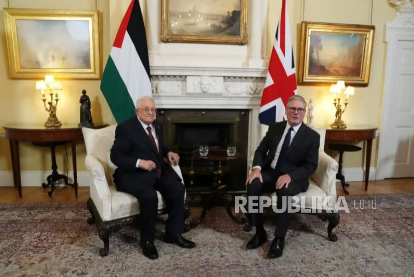Presiden Palestina Mahmoud Abbas dan Perdana Menteri Inggris Keir Starmer bertemu di 10 Downing Street, di London, Inggris, 8 September 2025. 